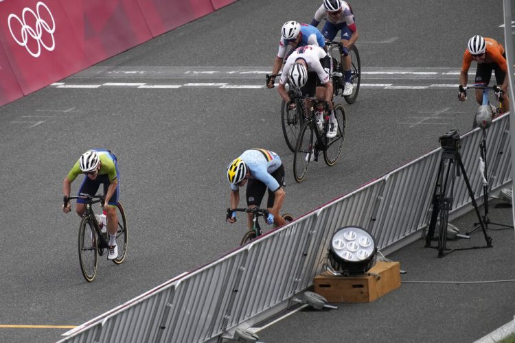 Carapaz wins men's road race for Ecuador's 1st cycling medal